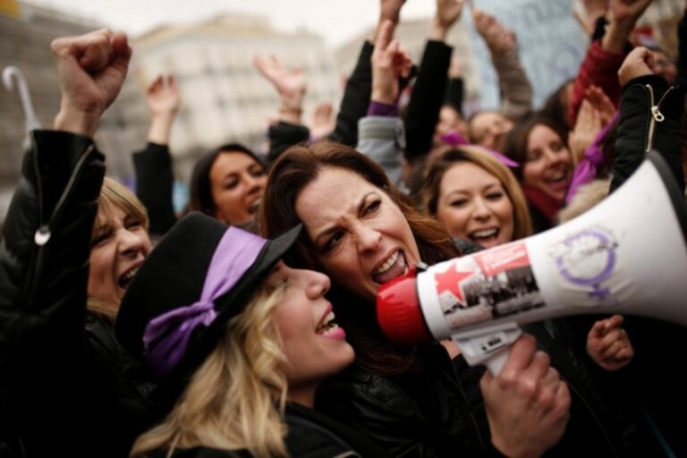 weltfrauentag-in-madrid-teilnehmerinnen-des-feministischen-streiks-rufen-slogans-800x533-1