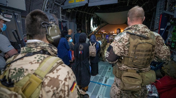 bundeswehr-soldaten-bei-einer-evakuierungsmission-von-afghanistan-nach-usbekistan-der-veteranenverband-warnt-angesichts-der-dramatischen-lage-vor-radikalisierungen-in-der-bundeswehr-