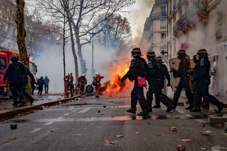 2018,,December,1th,-,Paris,,France:,Firefighters,Extenguishing,A,Car