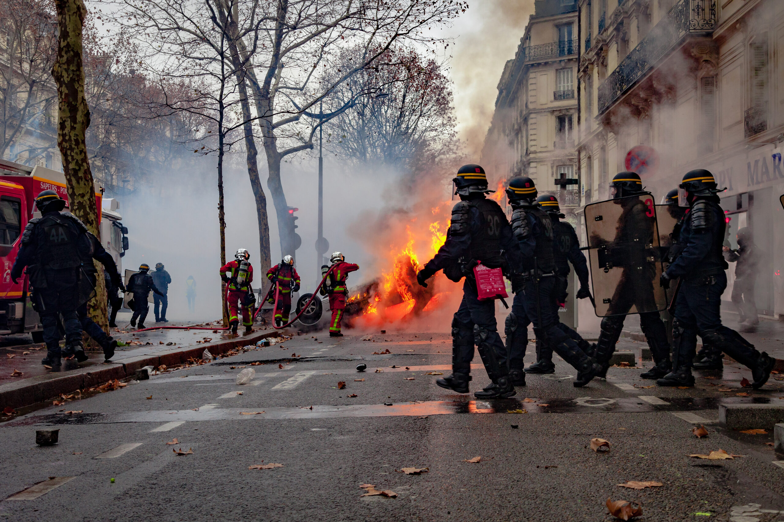 2018,,December,1th,-,Paris,,France:,Firefighters,Extenguishing,A,Car
